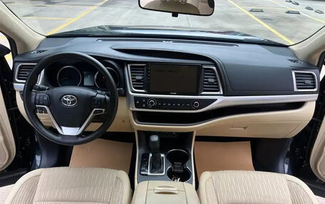 Toyota Highlander III, 2020 год, 2 300 000 рублей, 10 фотография