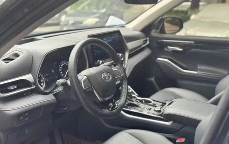Toyota Highlander, 2022 год, 3 750 000 рублей, 5 фотография