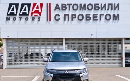 Mitsubishi Outlander III рестайлинг 3, 2022 год, 2 999 999 рублей, 2 фотография
