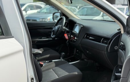 Mitsubishi Outlander III рестайлинг 3, 2021 год, 2 350 000 рублей, 8 фотография