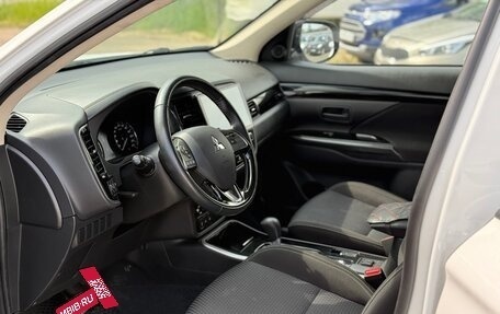 Mitsubishi Outlander III рестайлинг 3, 2021 год, 2 350 000 рублей, 7 фотография