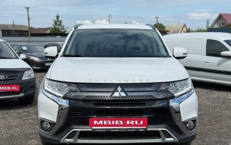 Mitsubishi Outlander III рестайлинг 3, 2021 год, 2 350 000 рублей, 5 фотография