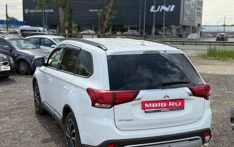 Mitsubishi Outlander III рестайлинг 3, 2021 год, 2 350 000 рублей, 3 фотография