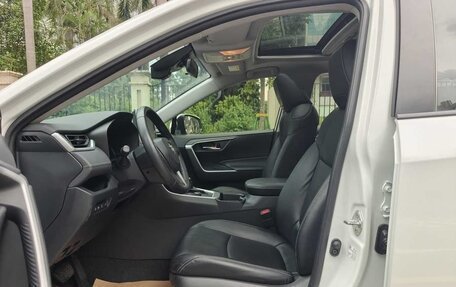 Toyota RAV4, 2022 год, 1 850 000 рублей, 12 фотография