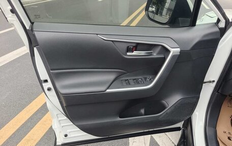 Toyota RAV4, 2022 год, 1 850 000 рублей, 15 фотография