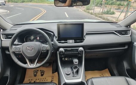 Toyota RAV4, 2022 год, 1 850 000 рублей, 10 фотография
