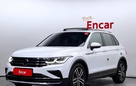 Volkswagen Tiguan II, 2021 год, 3 600 000 рублей, 2 фотография