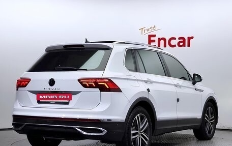 Volkswagen Tiguan II, 2021 год, 3 600 000 рублей, 3 фотография