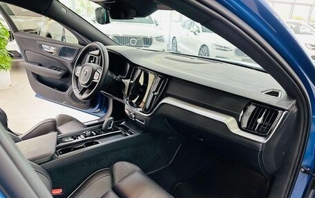 Volvo V60 II, 2021 год, 3 150 000 рублей, 2 фотография
