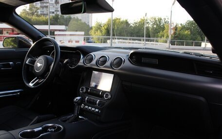 Ford Mustang VI рестайлинг, 2022 год, 2 300 000 рублей, 3 фотография