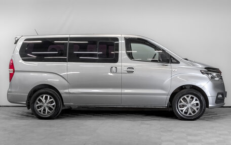 Hyundai Grand Starex Grand Starex I рестайлинг 2, 2018 год, 3 430 000 рублей, 4 фотография