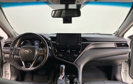 Toyota Camry, 2021 год, 3 200 000 рублей, 10 фотография