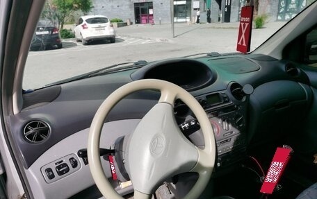 Toyota Yaris I рестайлинг, 2001 год, 330 000 рублей, 8 фотография