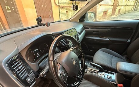Mitsubishi Outlander III рестайлинг 3, 2018 год, 1 680 000 рублей, 2 фотография