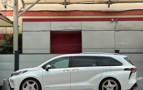 Toyota Sienna, 2023 год, 4 500 000 рублей, 3 фотография