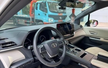 Toyota Sienna, 2023 год, 4 500 000 рублей, 8 фотография