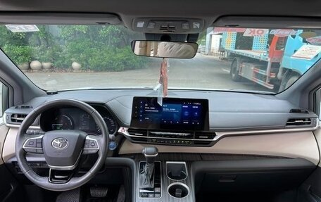 Toyota Sienna, 2023 год, 4 500 000 рублей, 9 фотография