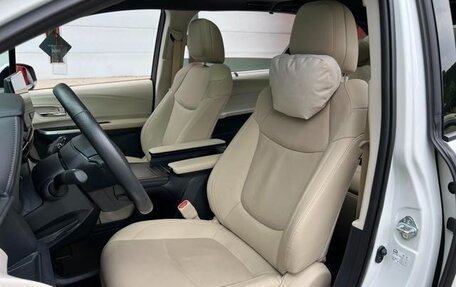 Toyota Sienna, 2023 год, 4 500 000 рублей, 11 фотография