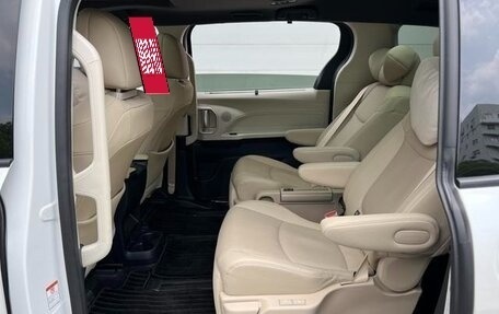 Toyota Sienna, 2023 год, 4 500 000 рублей, 14 фотография