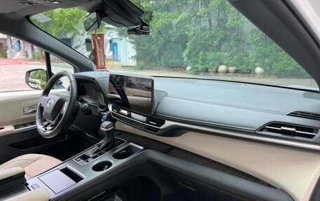Toyota Sienna, 2023 год, 4 500 000 рублей, 16 фотография
