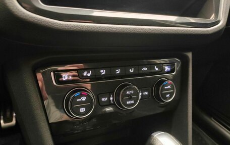 Volkswagen Tiguan II, 2020 год, 2 390 000 рублей, 11 фотография