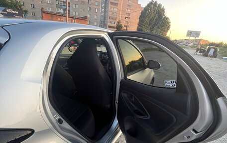 Toyota Yaris, 2021 год, 1 150 000 рублей, 13 фотография