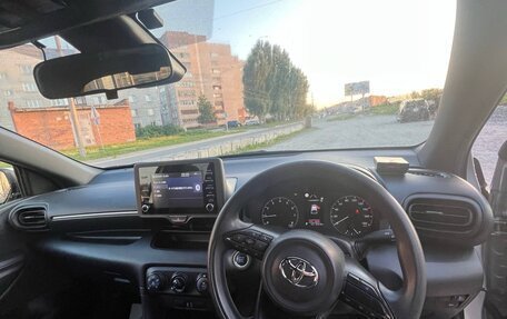 Toyota Yaris, 2021 год, 1 150 000 рублей, 17 фотография