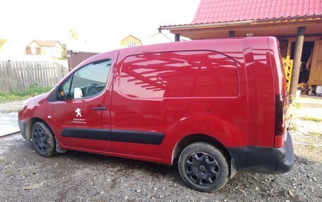 Peugeot Partner II рестайлинг 2, 2011 год, 650 000 рублей, 2 фотография
