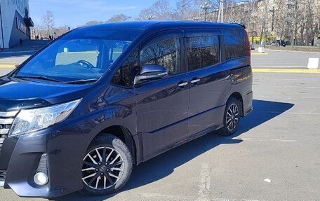 Toyota Noah III, 2015 год, 1 590 000 рублей, 3 фотография