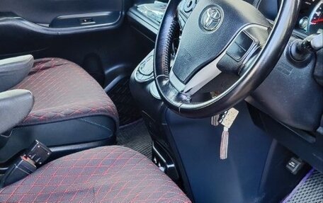Toyota Noah III, 2015 год, 1 590 000 рублей, 15 фотография