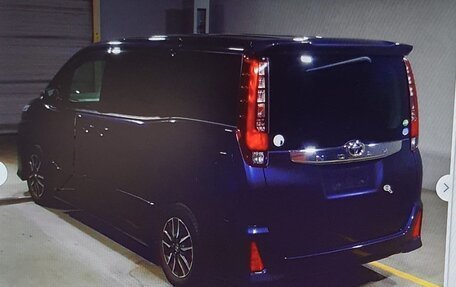 Toyota Noah III, 2015 год, 1 590 000 рублей, 11 фотография