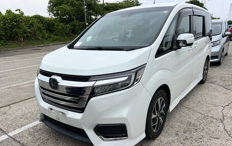 Honda Stepwgn IV, 2018 год, 1 750 000 рублей, 2 фотография