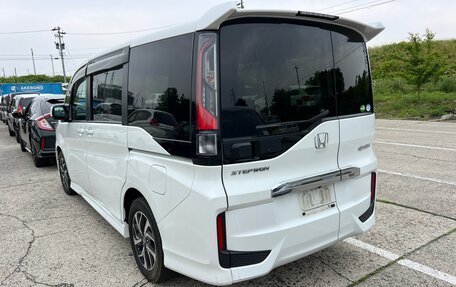 Honda Stepwgn IV, 2018 год, 1 750 000 рублей, 3 фотография