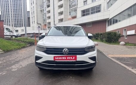 Volkswagen Tiguan II, 2021 год, 2 850 000 рублей, 2 фотография