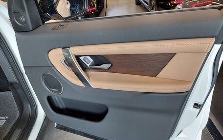 Land Rover Discovery Sport I рестайлинг, 2024 год, 4 444 444 рублей, 12 фотография