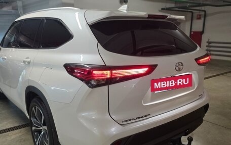 Toyota Highlander, 2021 год, 5 900 000 рублей, 2 фотография