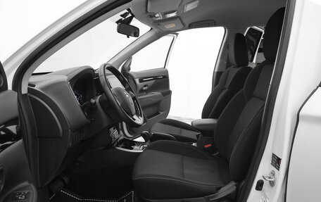 Mitsubishi Outlander III рестайлинг 3, 2019 год, 1 966 000 рублей, 15 фотография