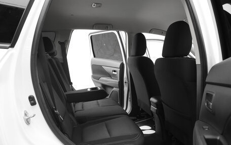 Mitsubishi Outlander III рестайлинг 3, 2019 год, 1 966 000 рублей, 16 фотография