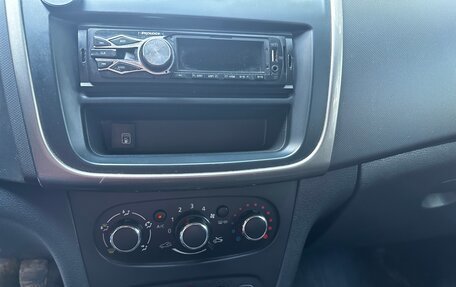 Renault Logan II, 2017 год, 310 000 рублей, 7 фотография