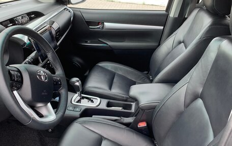 Toyota Hilux VIII, 2018 год, 5 800 000 рублей, 6 фотография