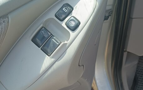 Nissan Almera Tino i, 2001 год, 290 000 рублей, 2 фотография