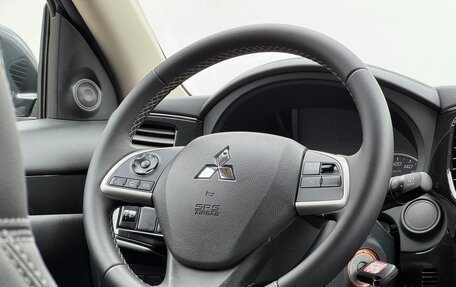 Mitsubishi Outlander III рестайлинг 3, 2022 год, 2 757 000 рублей, 11 фотография
