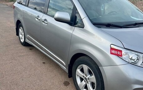 Toyota Sienna III, 2018 год, 3 100 000 рублей, 2 фотография