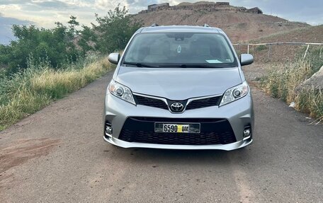 Toyota Sienna III, 2018 год, 3 100 000 рублей, 7 фотография