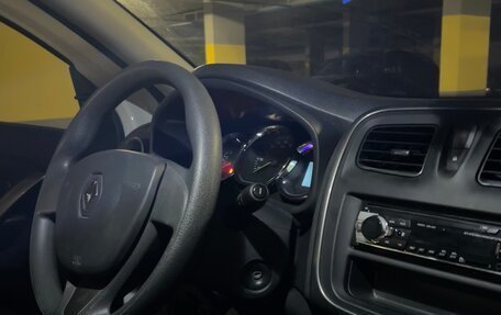 Renault Logan II, 2017 год, 950 000 рублей, 4 фотография