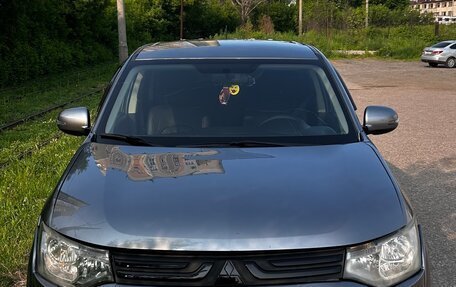 Mitsubishi Outlander III рестайлинг 3, 2013 год, 1 300 000 рублей, 2 фотография