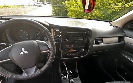 Mitsubishi Outlander III рестайлинг 3, 2013 год, 1 300 000 рублей, 9 фотография