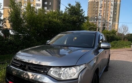 Mitsubishi Outlander III рестайлинг 3, 2013 год, 1 300 000 рублей, 3 фотография