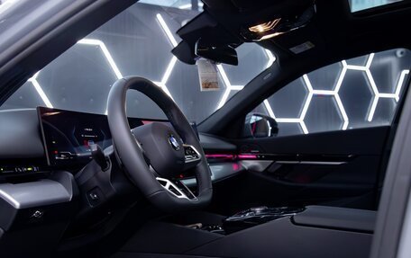 BMW 5 серия, 2024 год, 6 950 000 рублей, 15 фотография