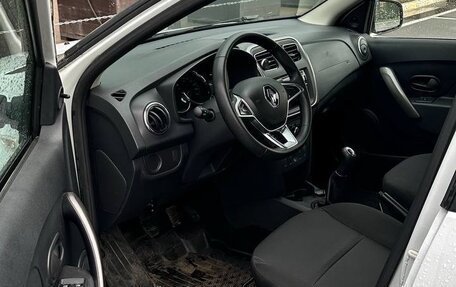 Renault Logan II, 2018 год, 870 000 рублей, 2 фотография